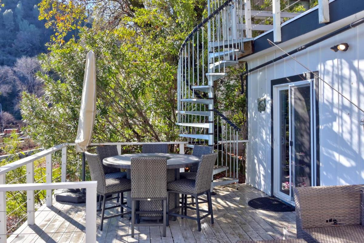 Sunrise Lake Escape - Housity