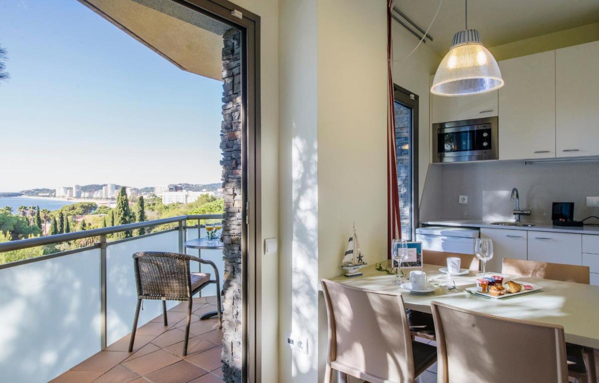 Una cocina o zona de cocina en Aparthotel Ciutat de Palol
