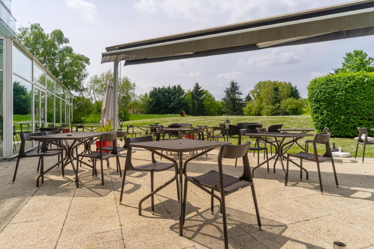 Restaurant ou autre lieu de restauration dans l'établissement Novotel Senart Golf De Greenparc
