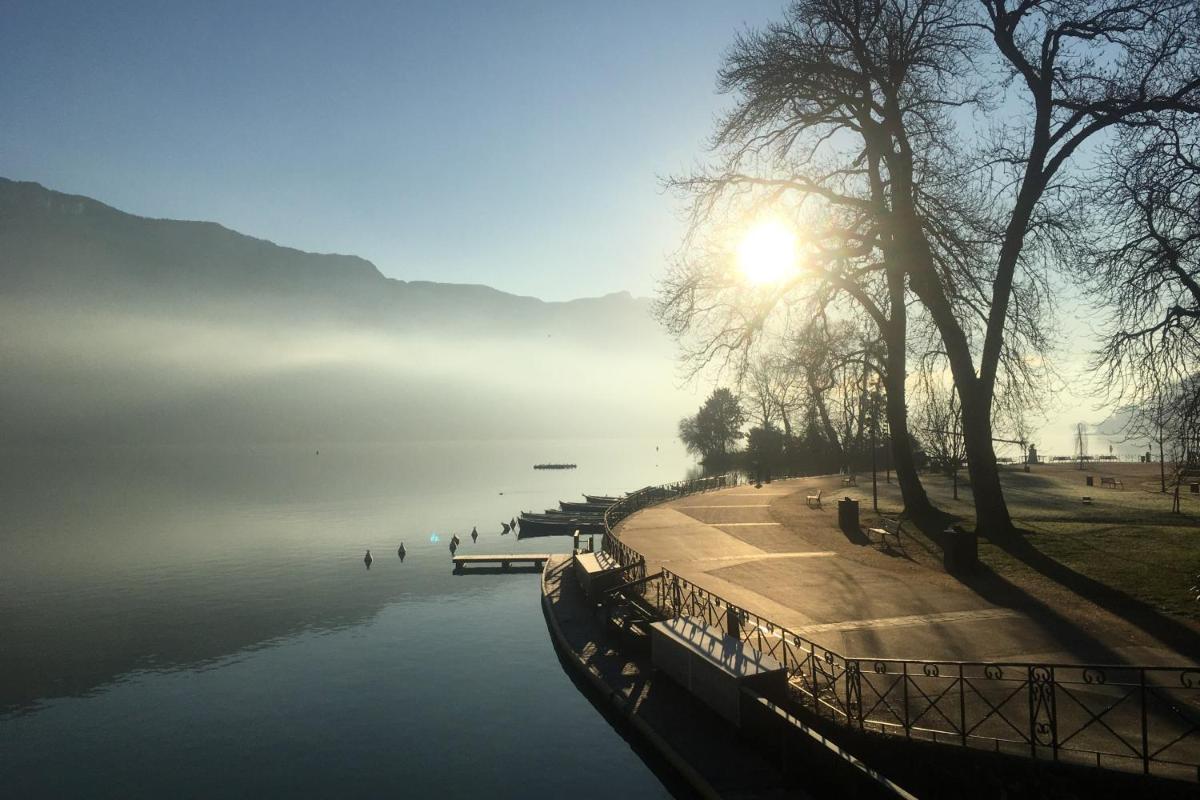 GuestReady - Central Studio With Lake View - Housity