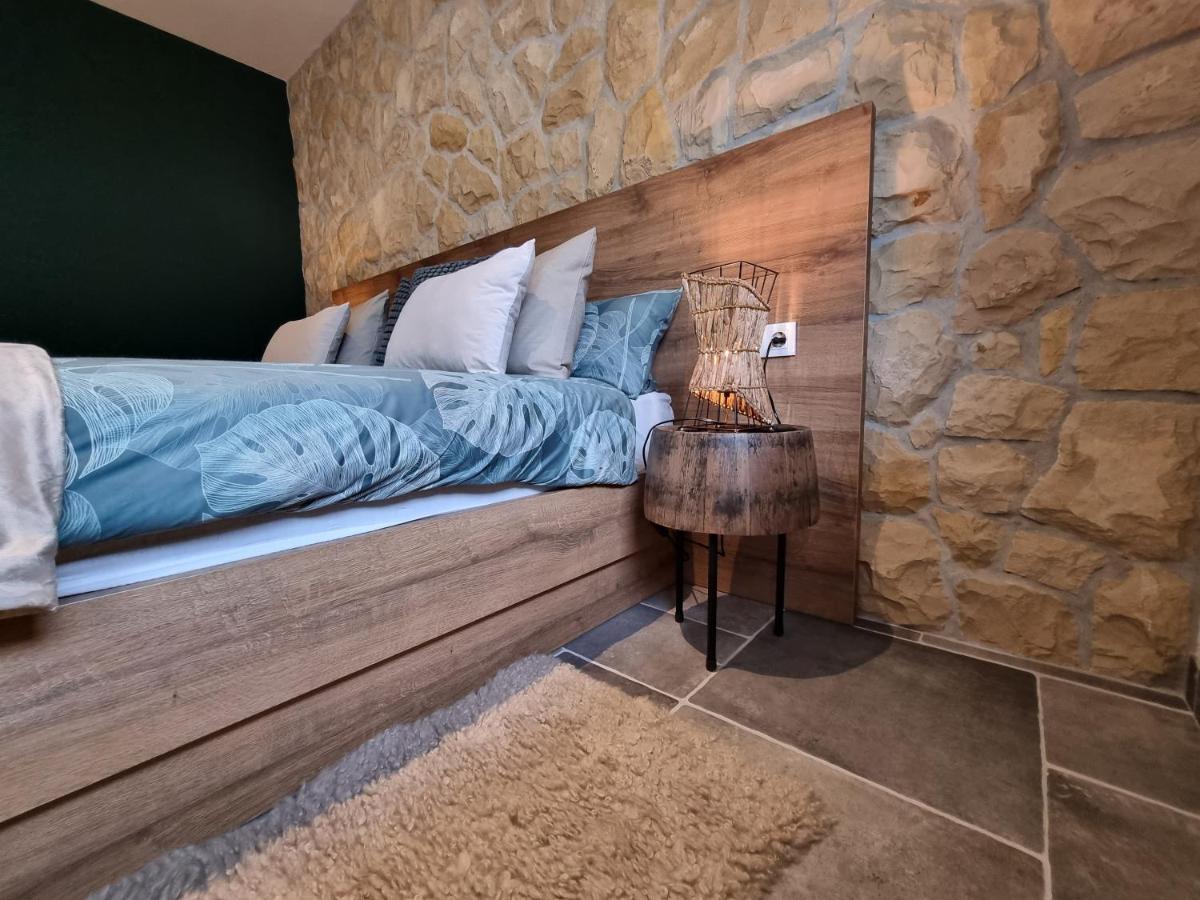 Apartments Suha Punta - Villa Babalonija - Housity