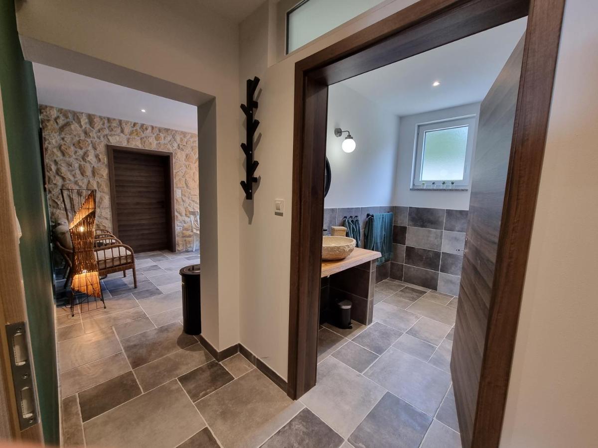 Apartments Suha Punta - Villa Babalonija - Housity