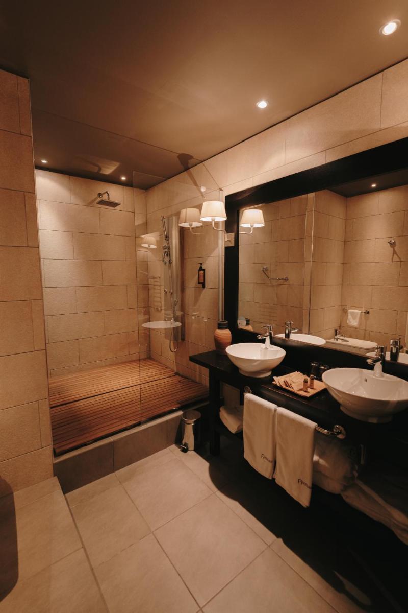 Un baño de Hotel Spa Balfagon