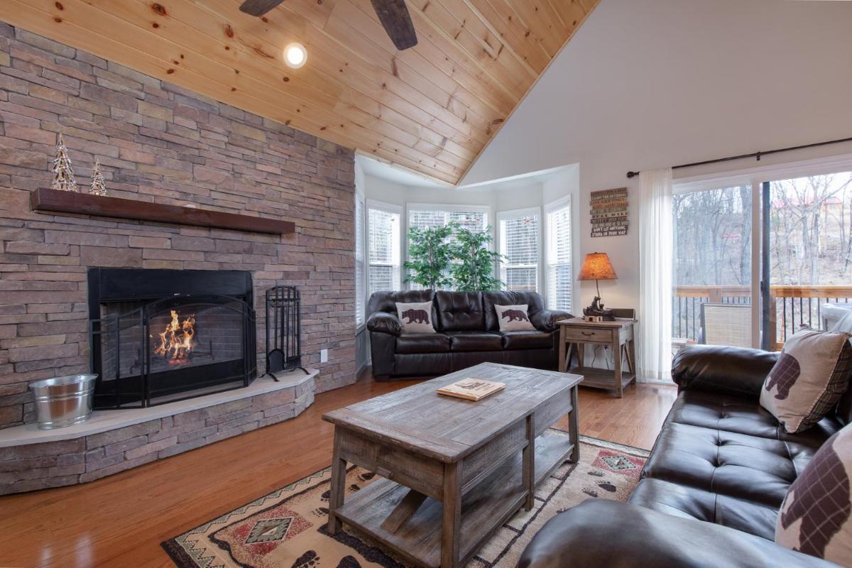 Misty Hollow, 3 Bedrooms, Hot Tub, Pool Table, Fireplace, Pool, Sleeps 10 - Housity