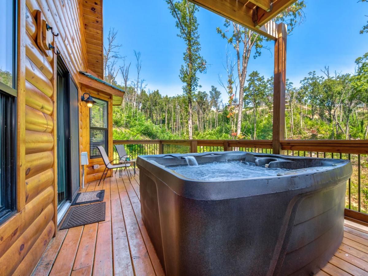 Misty Hollow, 3 Bedrooms, Hot Tub, Pool Table, Fireplace, Pool, Sleeps 10 - Housity