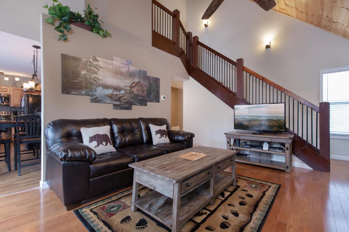 Misty Hollow, 3 Bedrooms, Hot Tub, Pool Table, Fireplace, Pool, Sleeps 10 - Housity