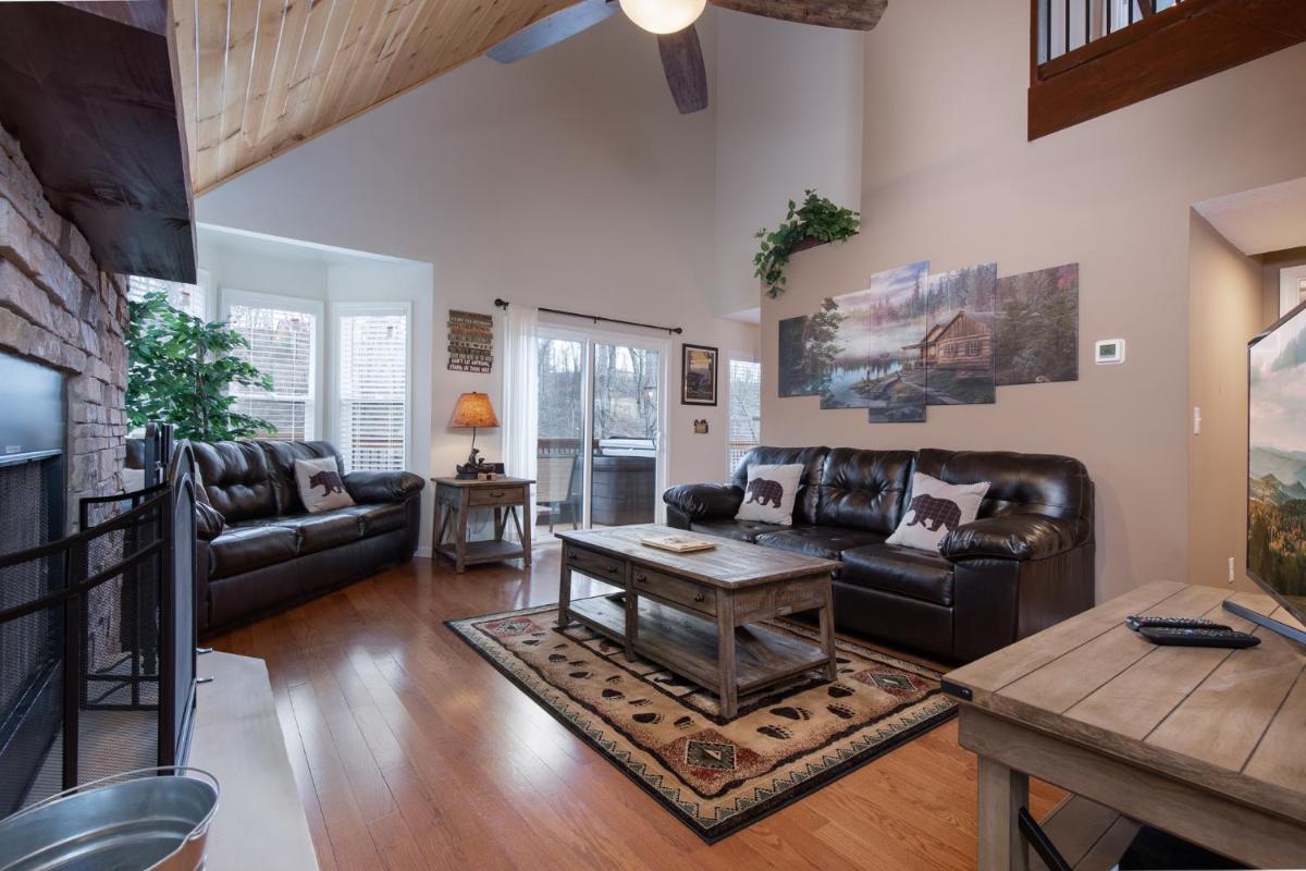 Misty Hollow, 3 Bedrooms, Hot Tub, Pool Table, Fireplace, Pool, Sleeps 10 - Housity