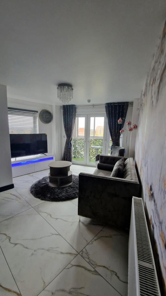 Two bed apartment with balcony Slough,Windsor,Legoland - Housity