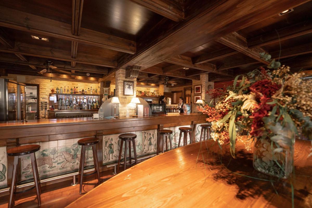 El salón o zona de bar de Hotel Spa Balfagon