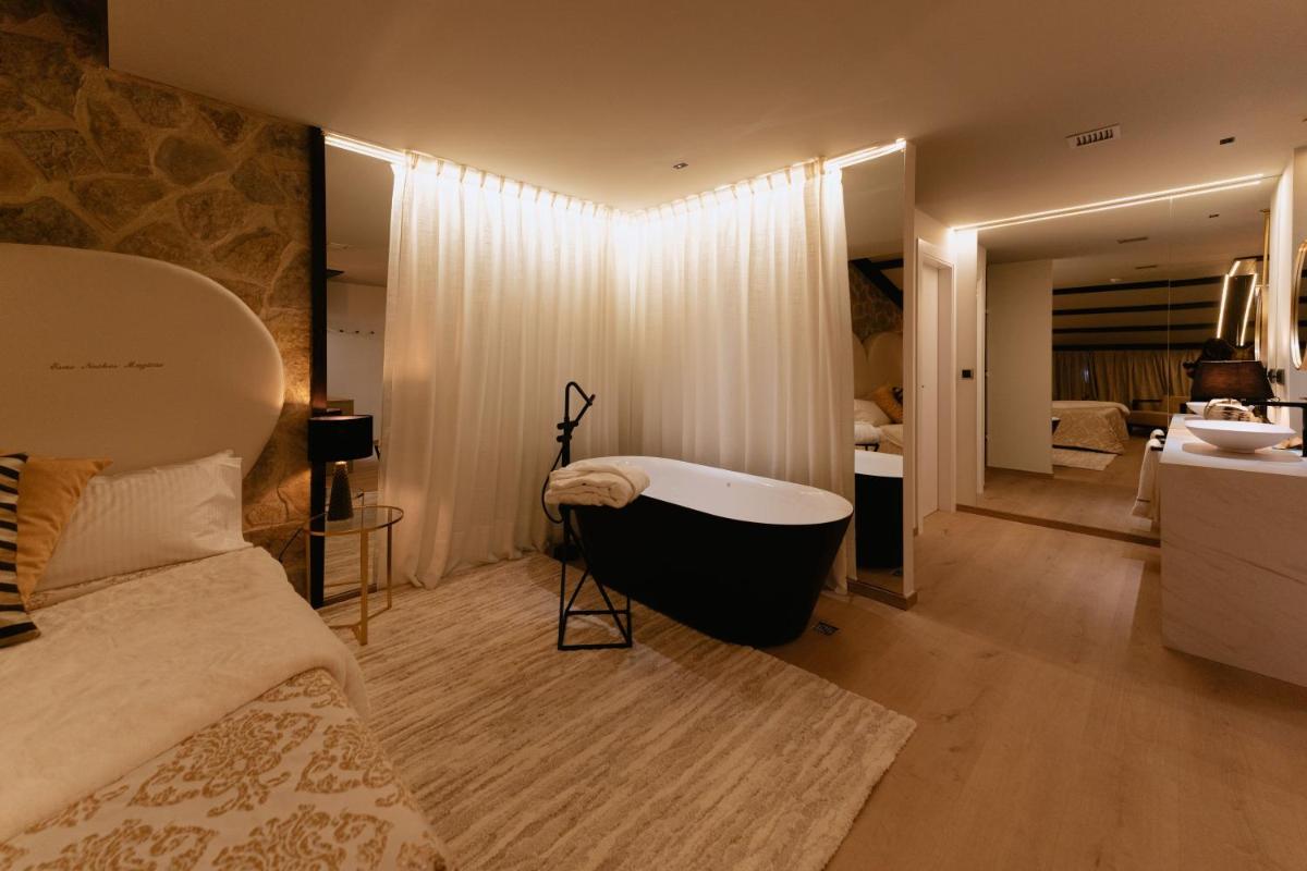 Cama o camas de una habitación en Hotel Spa Balfagon
