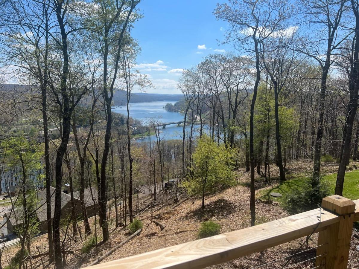 Bella Vista! Amazing Lake Views, Hot Tub, Peleton! - Housity