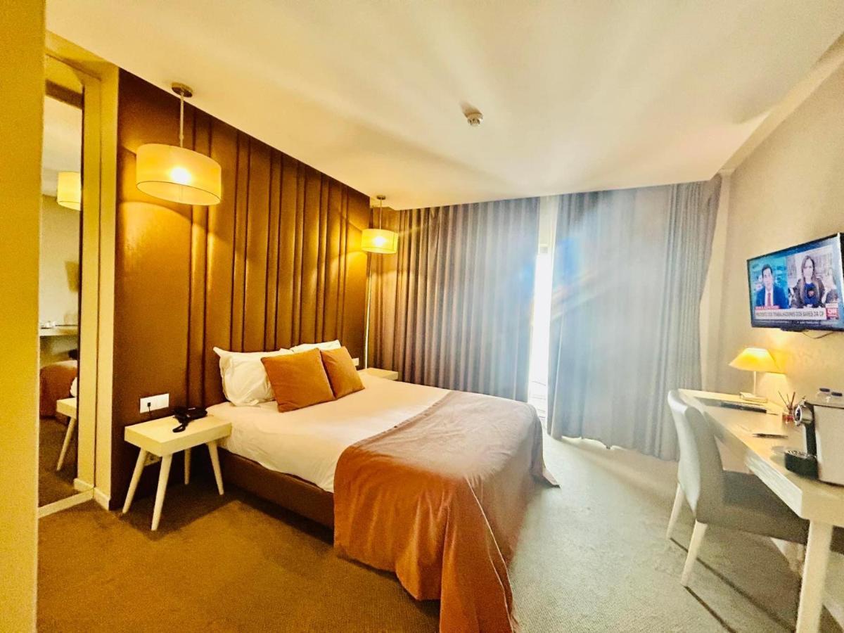 Uma televisão e/ou sistema de entretenimento em Hotel de Ilhavo Plaza & Spa