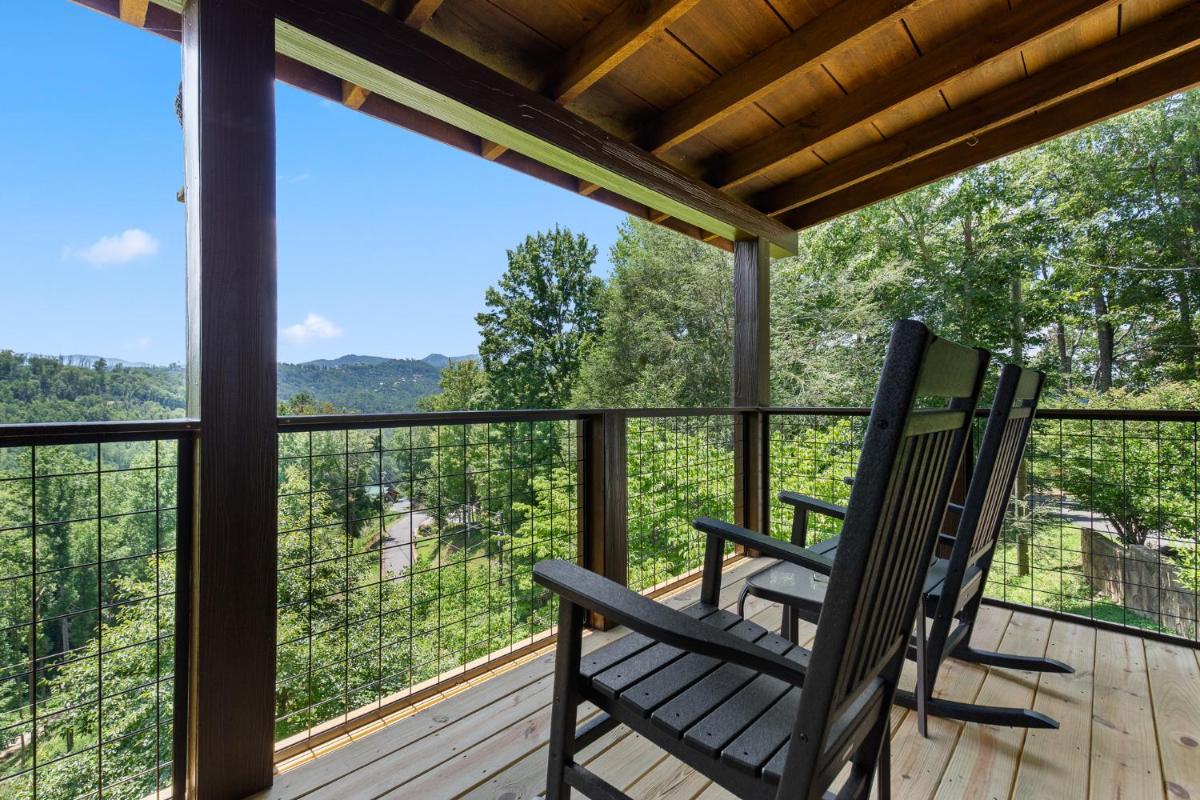 Nestled Inn, 1 Bedroom, Secluded, WiFi, Jetted Tub, Sleeps 2 - Housity