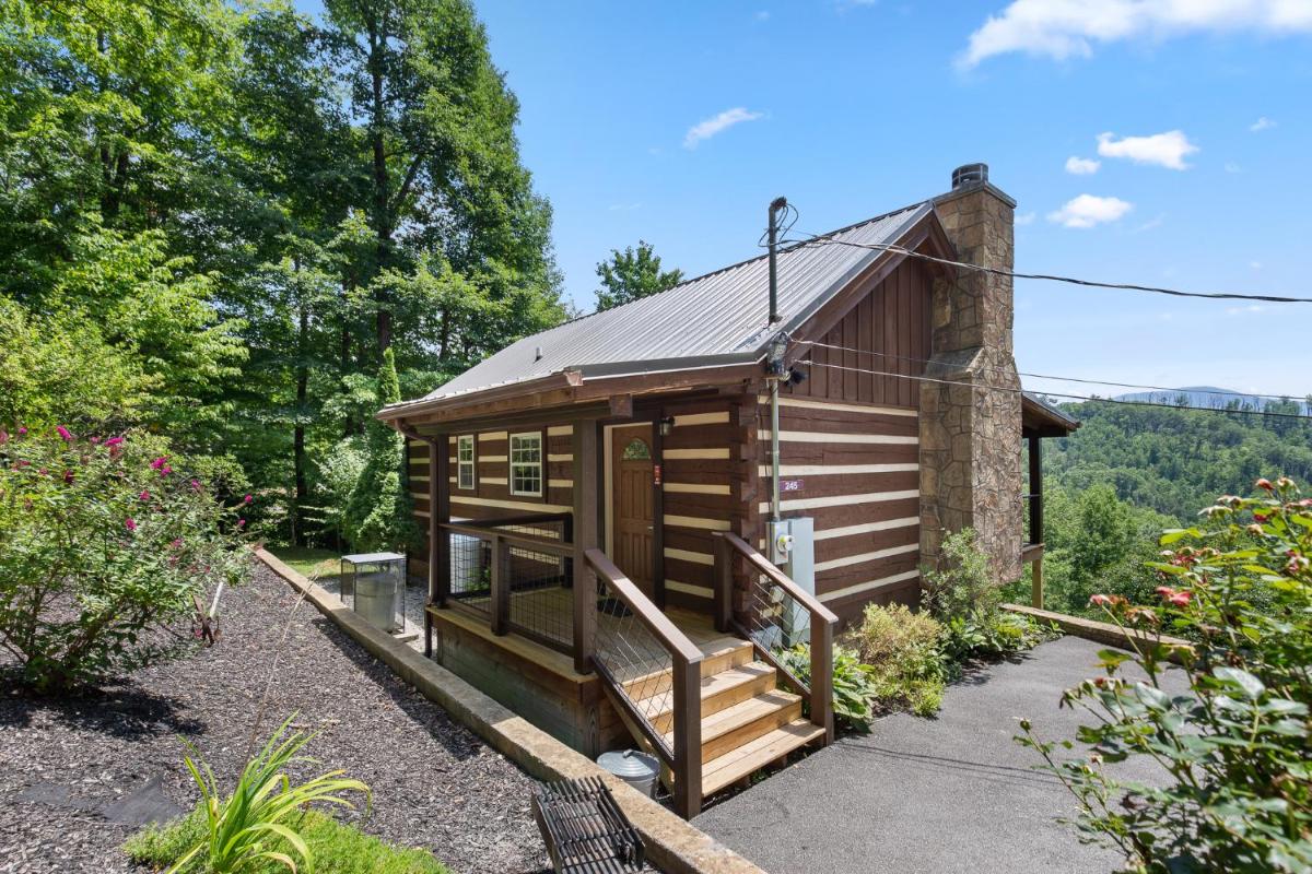 Nestled Inn, 1 Bedroom, Secluded, WiFi, Jetted Tub, Sleeps 2 - Housity