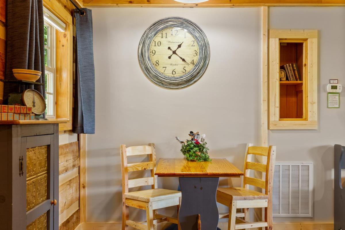 Nestled Inn, 1 Bedroom, Secluded, WiFi, Jetted Tub, Sleeps 2 - Housity