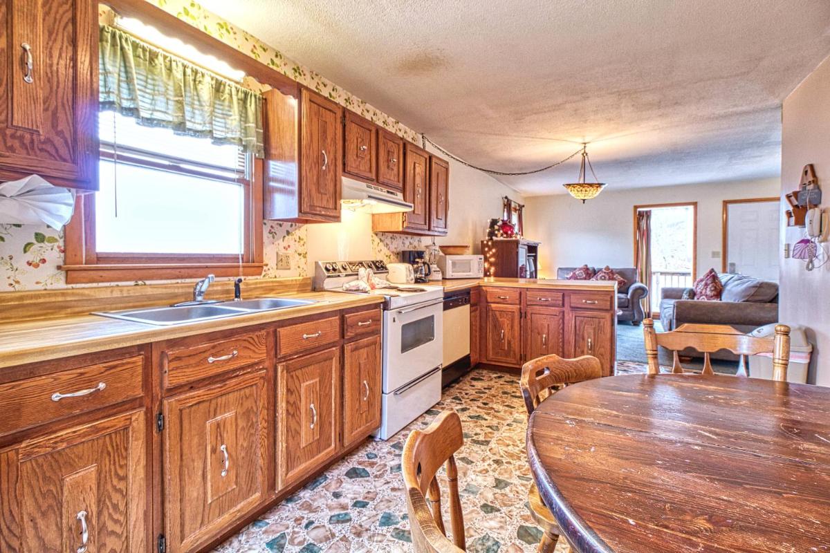 Overview, 2 Bedrooms, Grill, Hot Tub, Pool Table, Sleeps 6 - Housity