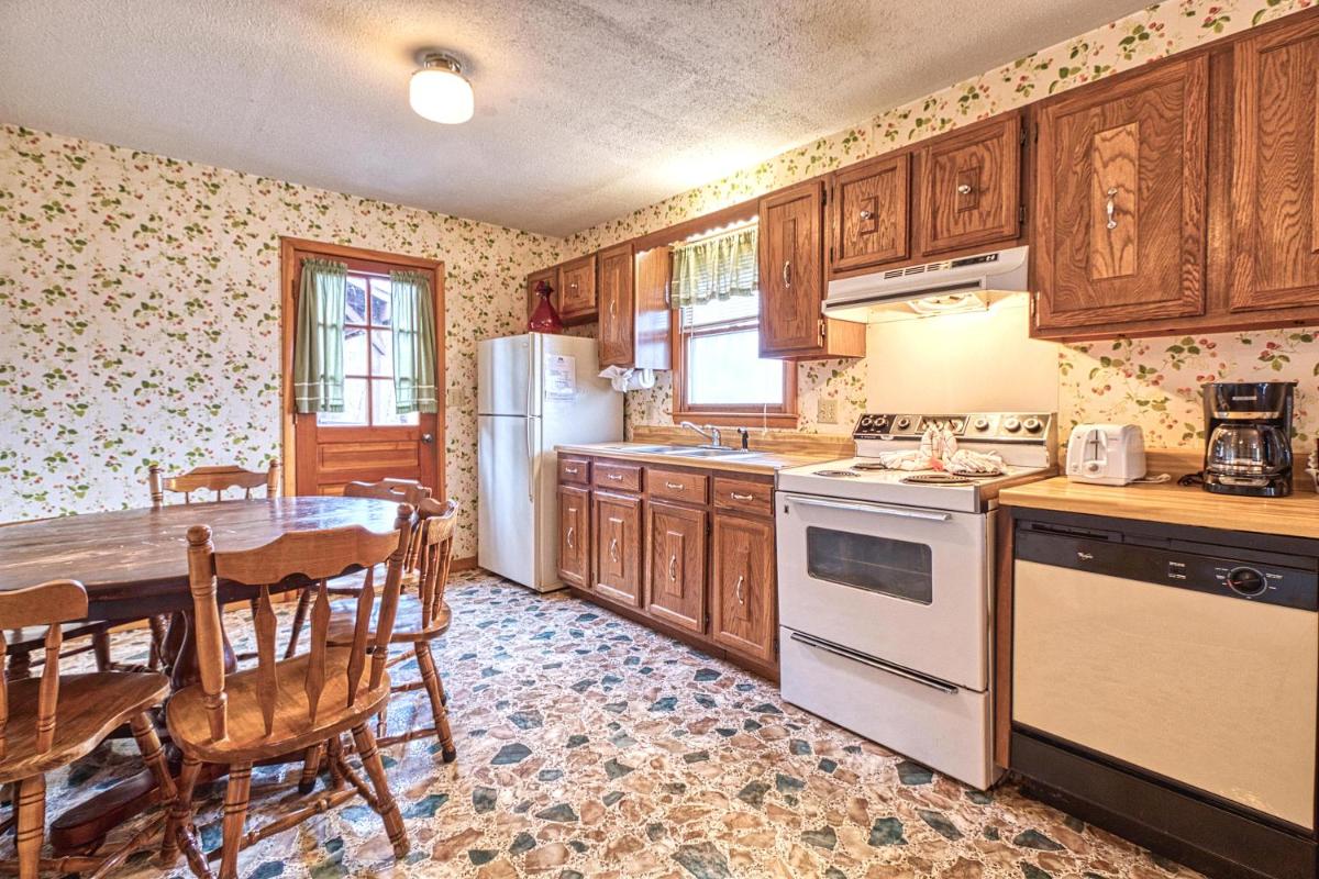 Overview, 2 Bedrooms, Grill, Hot Tub, Pool Table, Sleeps 6 - Housity
