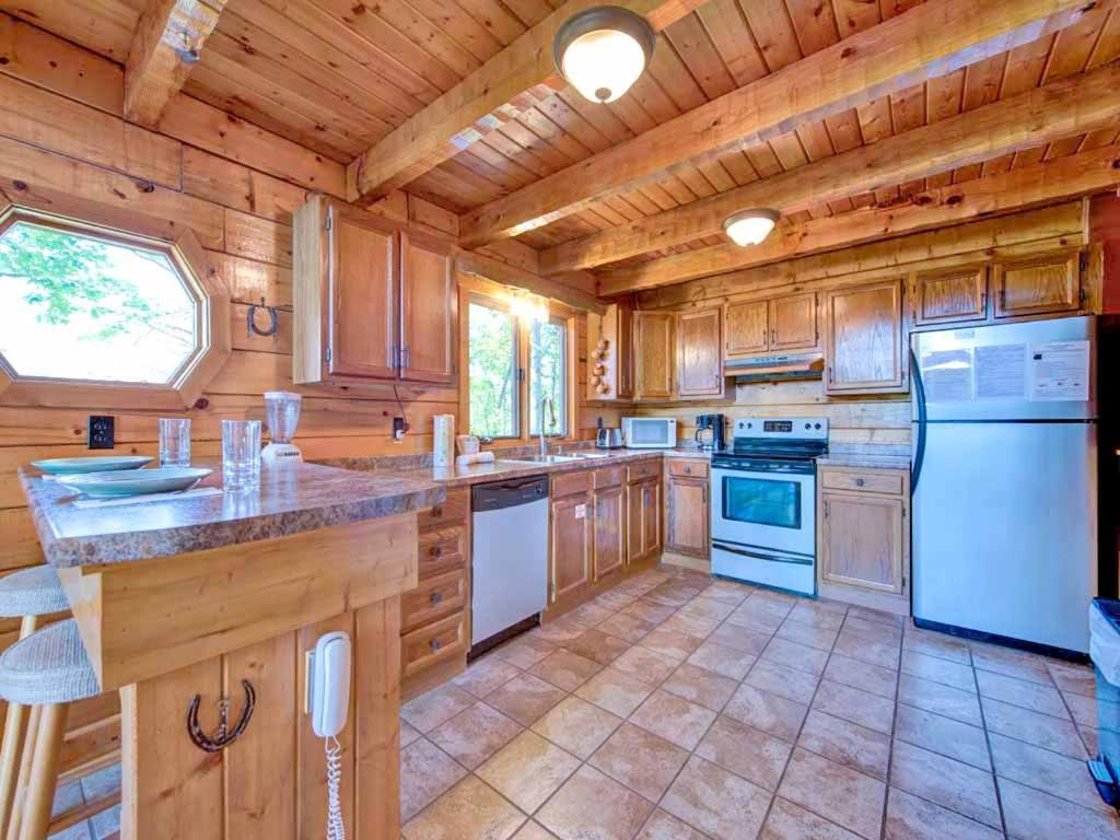 Seneca, 1 Bedroom, Sleeps 2, Private, View, Hot Tub, Pool Table, Grill - Housity