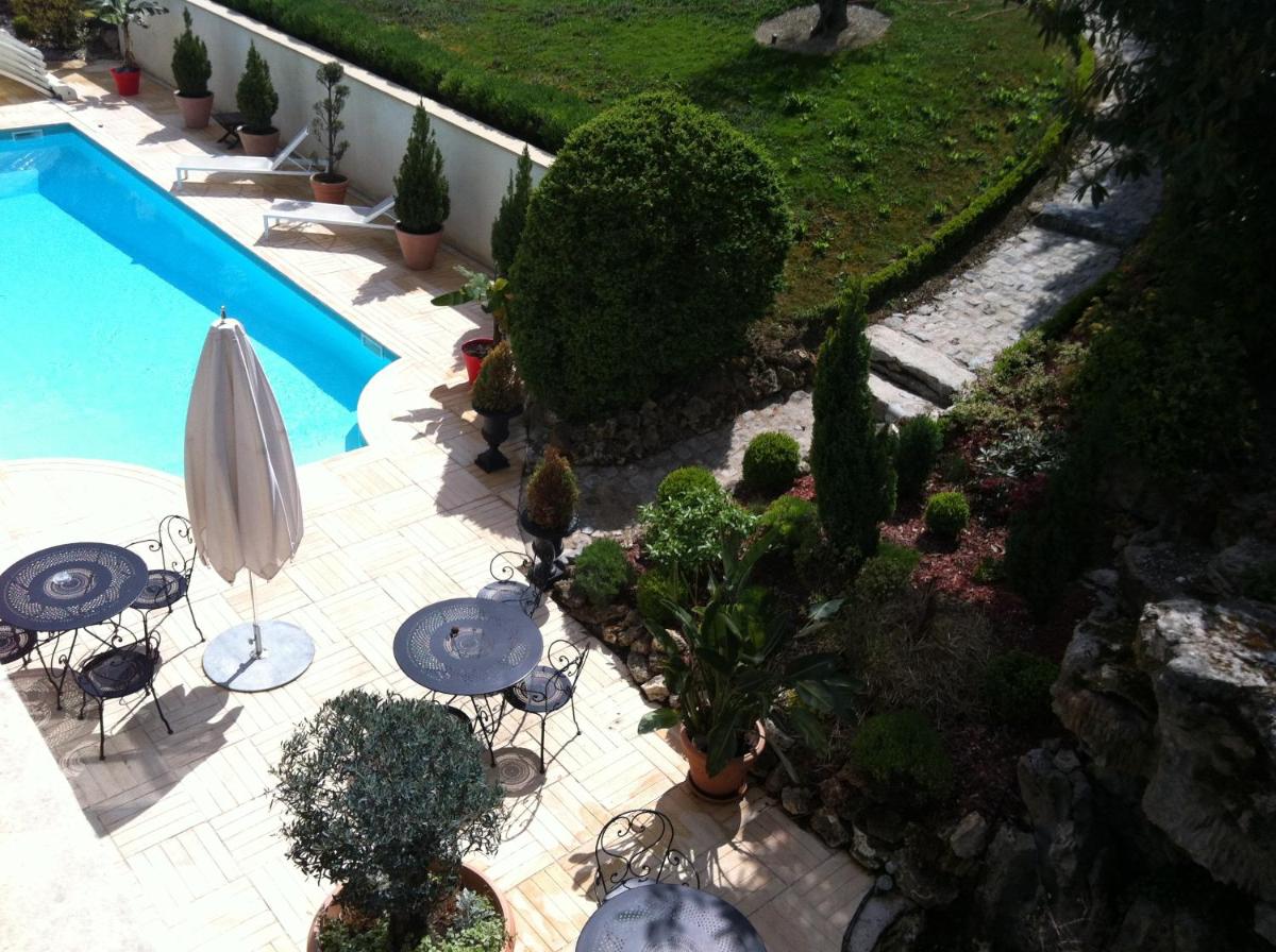 Piscine de l'établissement Hôtel La Villa Eugene ou située à proximité