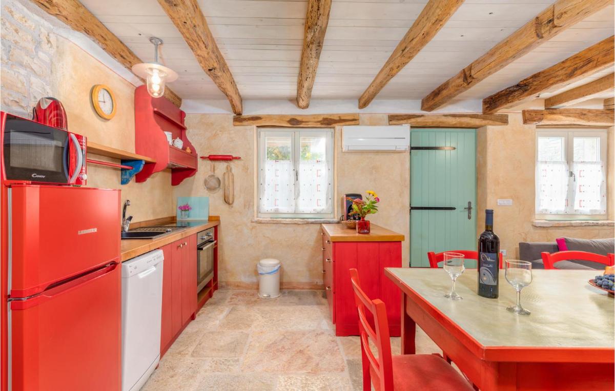Gorgeous Apartment In Zminj With Wifi - Housity