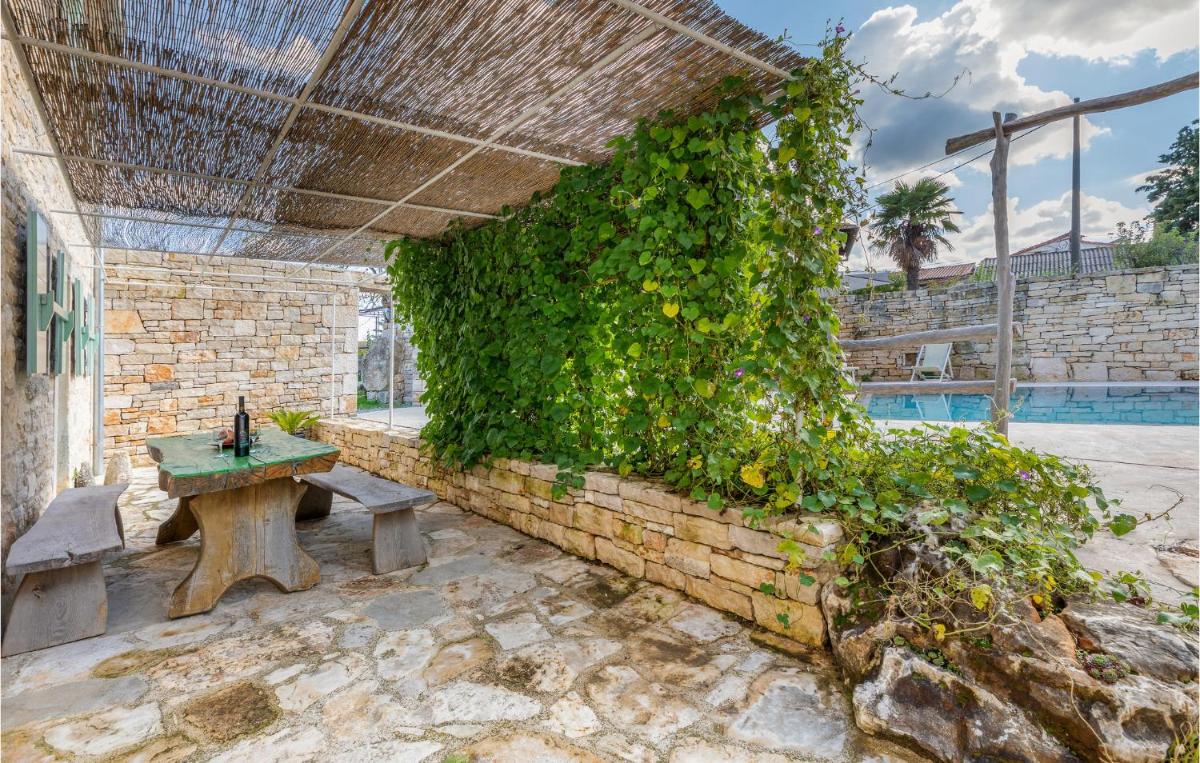 Gorgeous Apartment In Zminj With Wifi - Housity