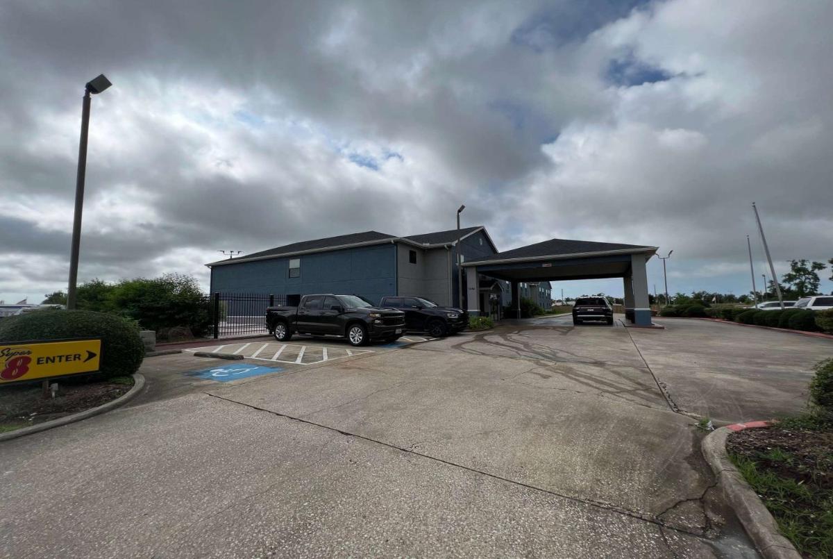 Super 8 by Wyndham Lake Charles/Sulphur - Housity
