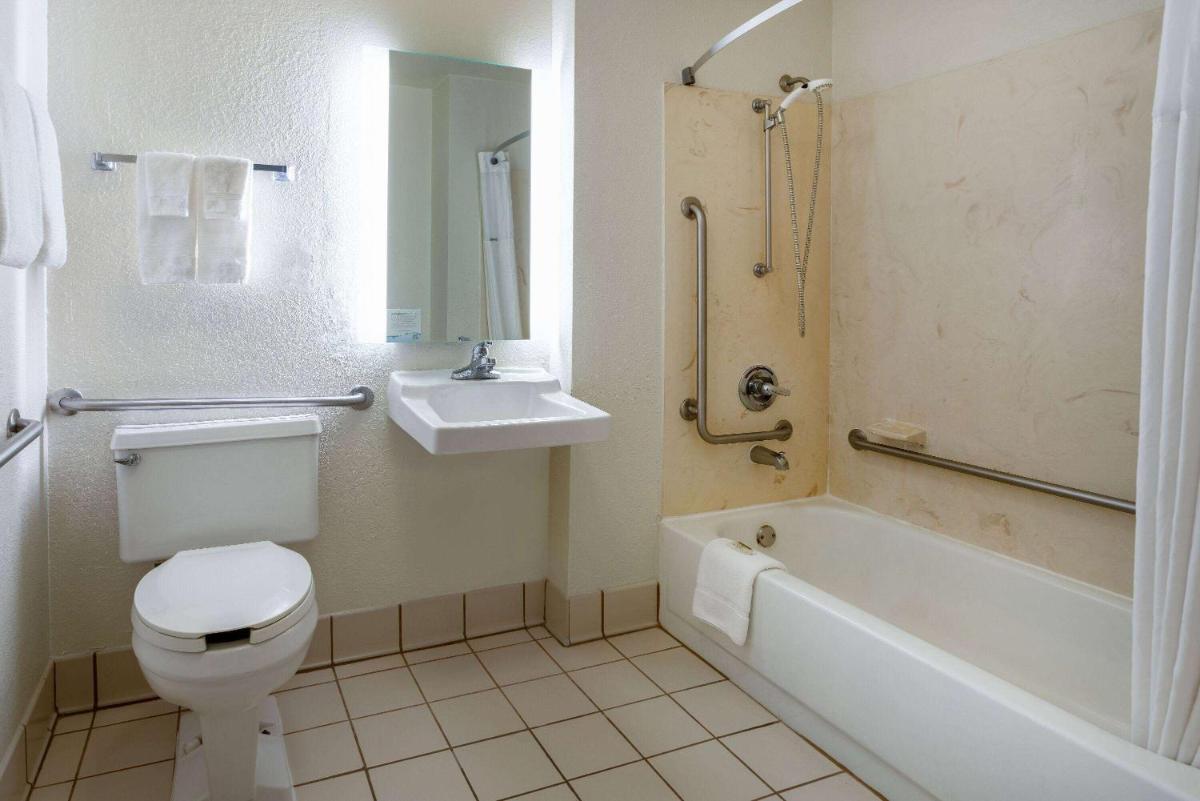 Hotel Carolina A Days Inn by Wyndham - Housity