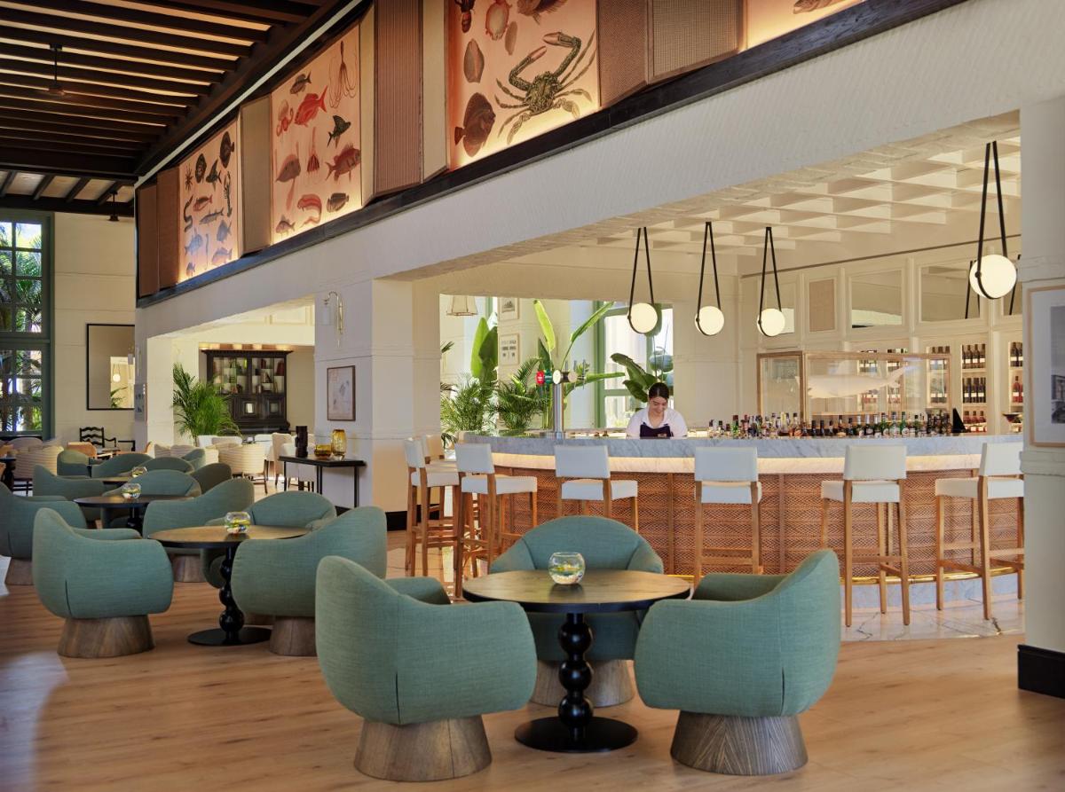 Un restaurante o sitio para comer en H10 Costa Adeje Palace