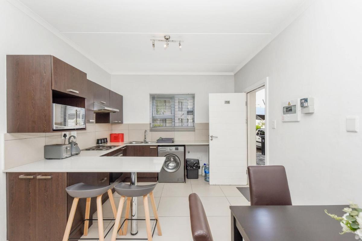 V&S Apartments - Executive Suite in Fourways, Johannesburg - Housity