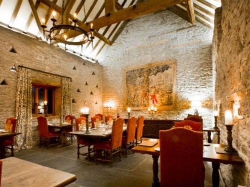 Old Downton Lodge - Housity