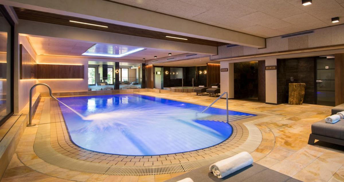 Piscine de l'établissement Hostellerie Des Châteaux & Spa ou située à proximité