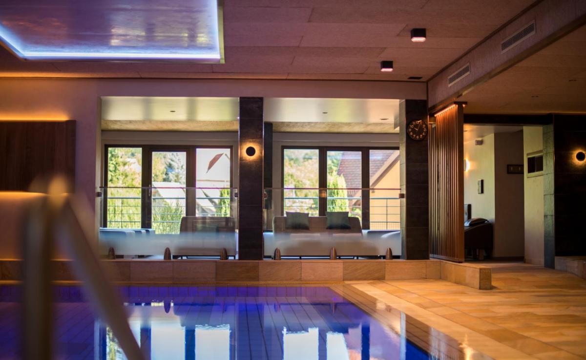Piscine de l'établissement Hostellerie Des Châteaux & Spa ou située à proximité
