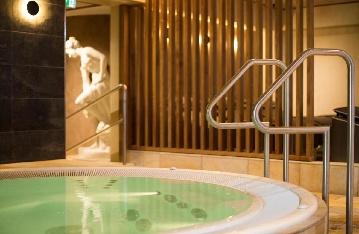 Piscine de l'établissement Hostellerie Des Châteaux & Spa ou située à proximité