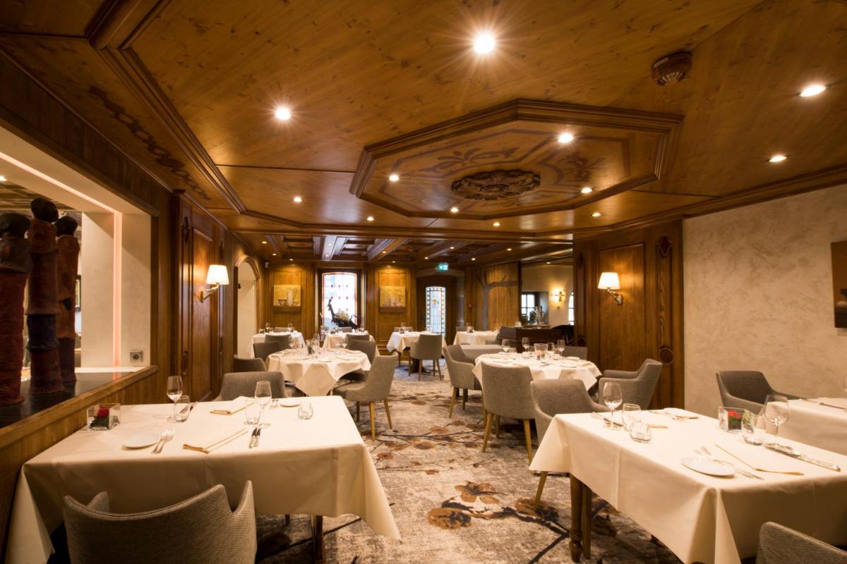 Coin salon dans l'établissement Hostellerie Des Châteaux & Spa