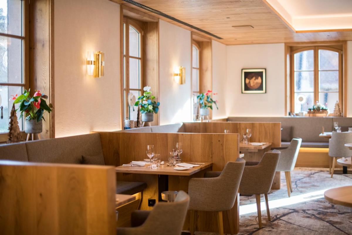 Coin salon dans l'établissement Hostellerie Des Châteaux & Spa