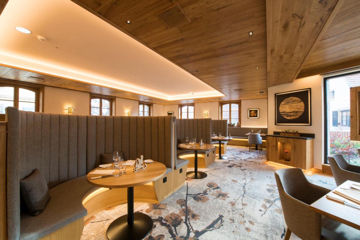 Coin salon dans l'établissement Hostellerie Des Châteaux & Spa
