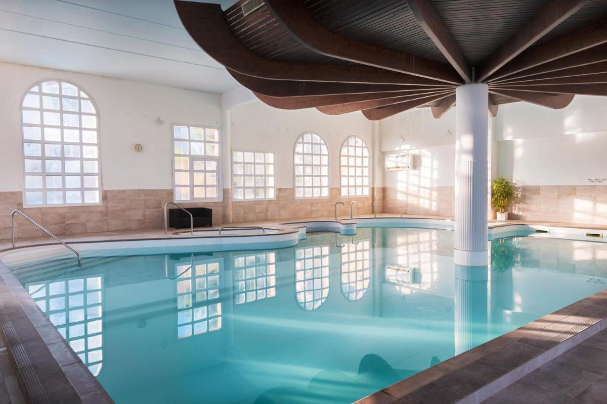 Piscine de l'établissement Côté Thalasso Hôtel & Spa Marin ou située à proximité