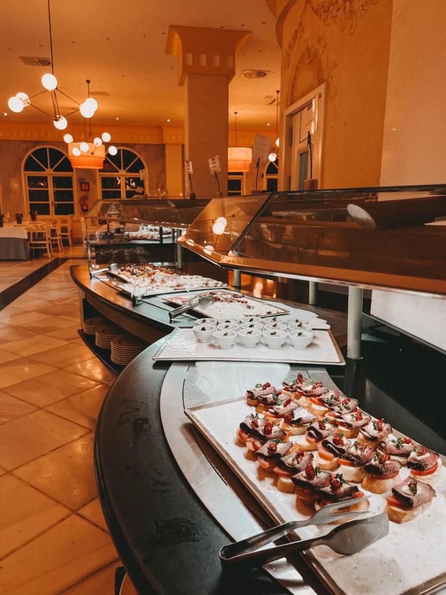 Comida en o cerca de este hotel