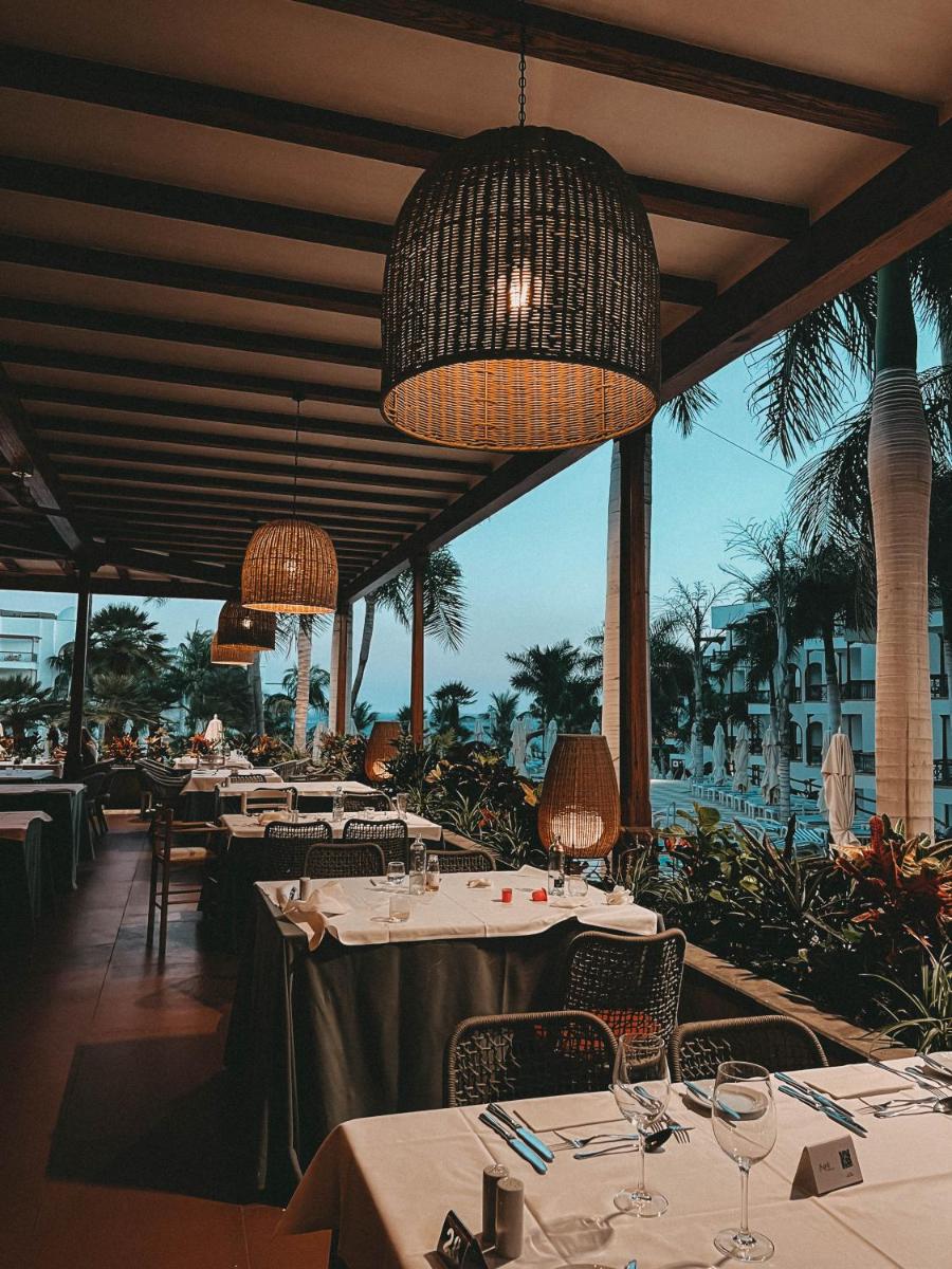 Un restaurante o sitio para comer en Princesa Yaiza Suite Hotel Resort