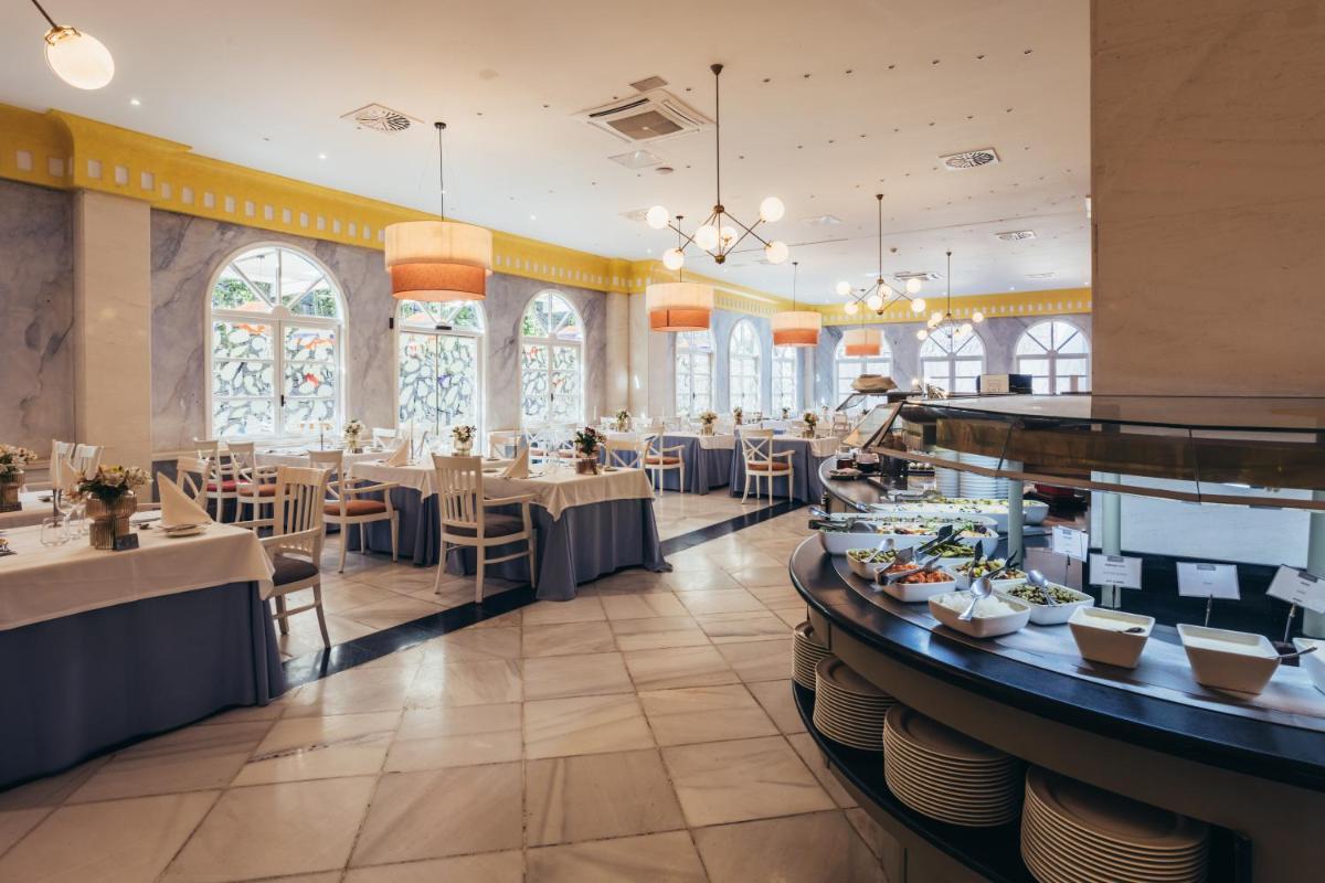 Comida en o cerca de este hotel