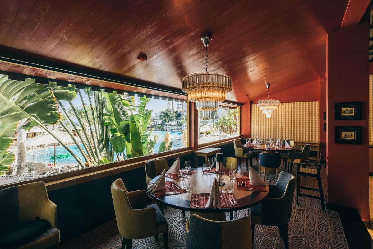 Un restaurante o sitio para comer en Princesa Yaiza Suite Hotel Resort