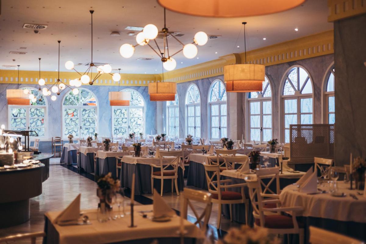 Un restaurante o sitio para comer en Princesa Yaiza Suite Hotel Resort
