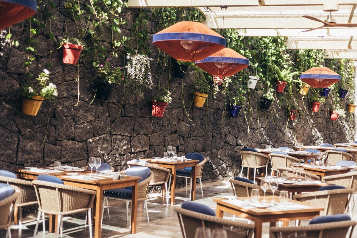 Un restaurante o sitio para comer en Princesa Yaiza Suite Hotel Resort