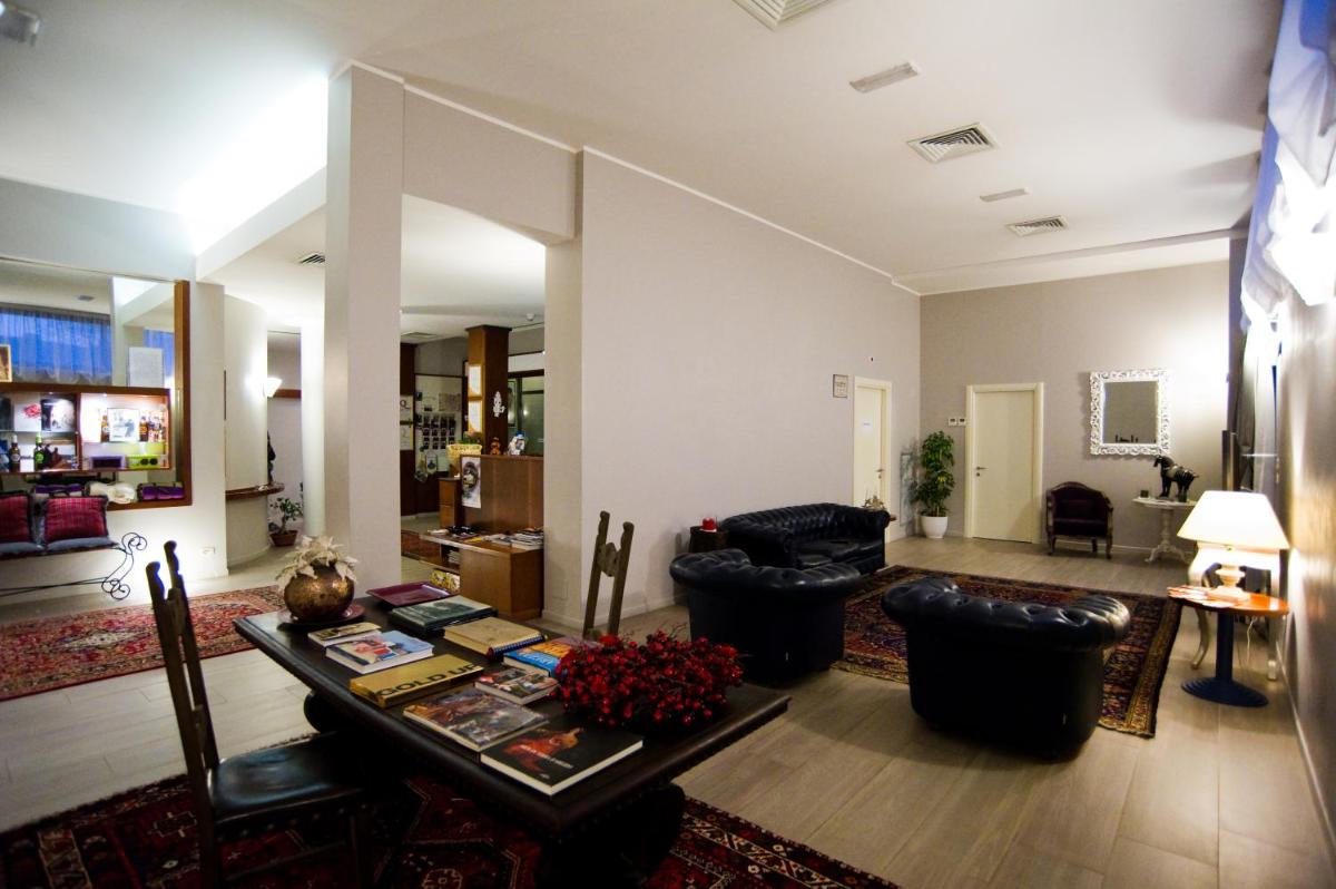 Hotel Piero Della Francesca - Housity