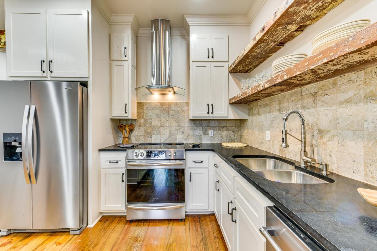 Charming Louisiana Getaway with Furnished Balcony! - Housity