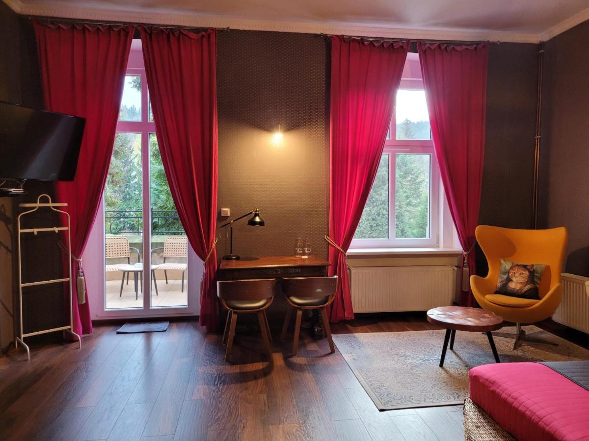 Kot Pocztowy - Housity