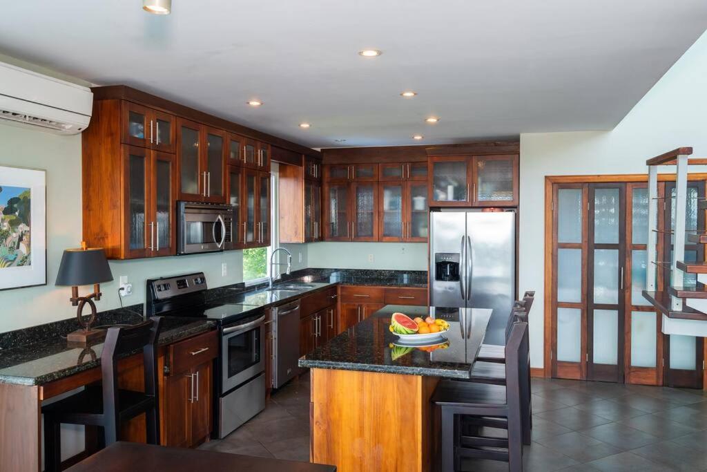 Casa Sol w/ Ocean View & Pool - Housity