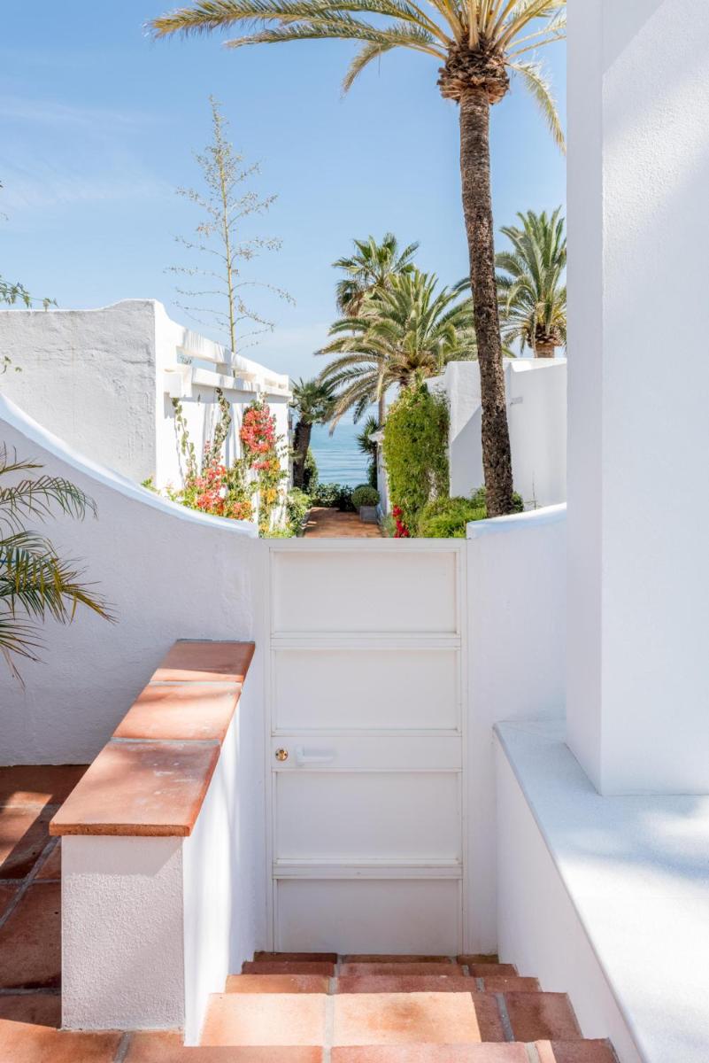 Frontline Beach Incredible 5 Bedroom House in OASIS CLUB, Golden Mile, Sea Views! - Housity