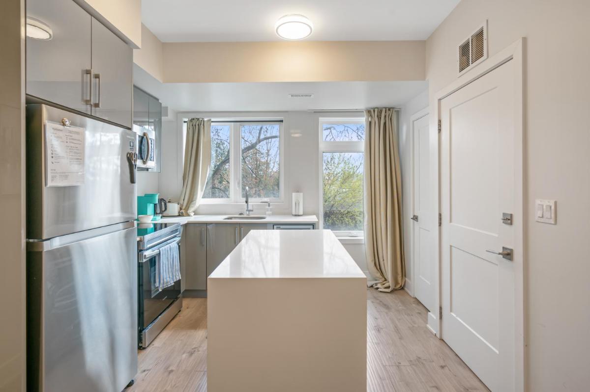 Suitetrails - Brand new beautiful 3 beds 2 bathroom condo