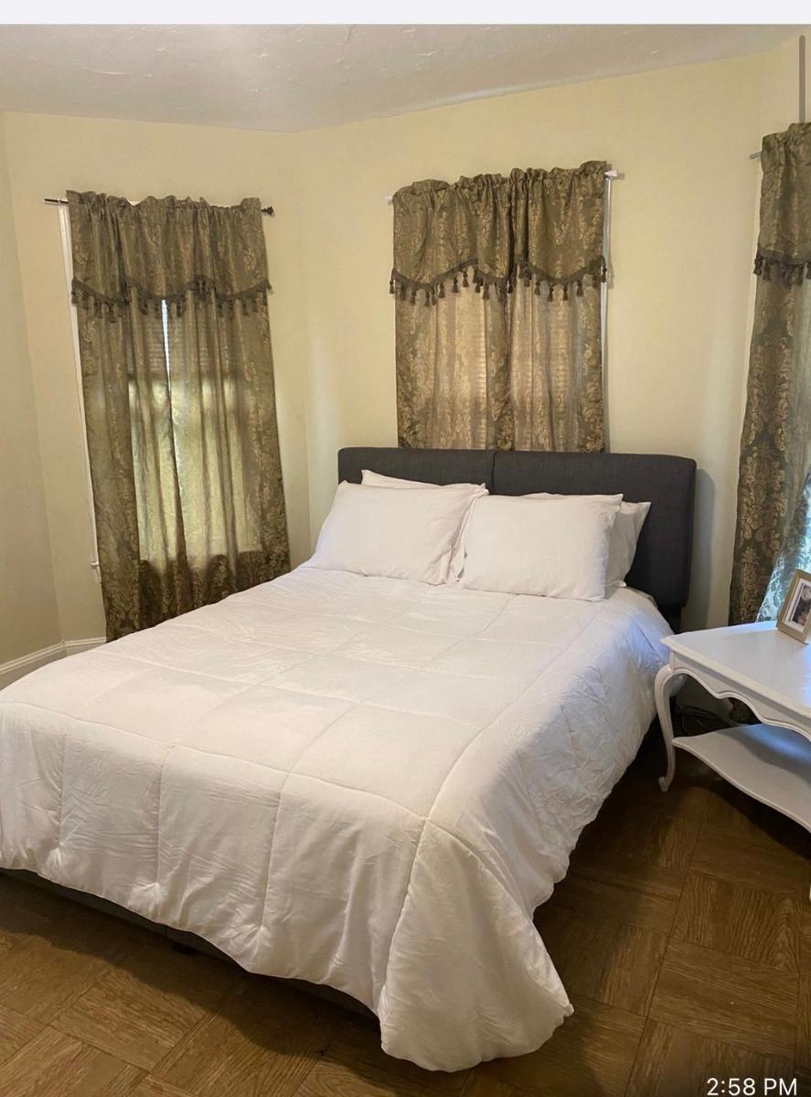 Peaceful 6-bedroom Home in a Quiet & Convenient Area - Housity